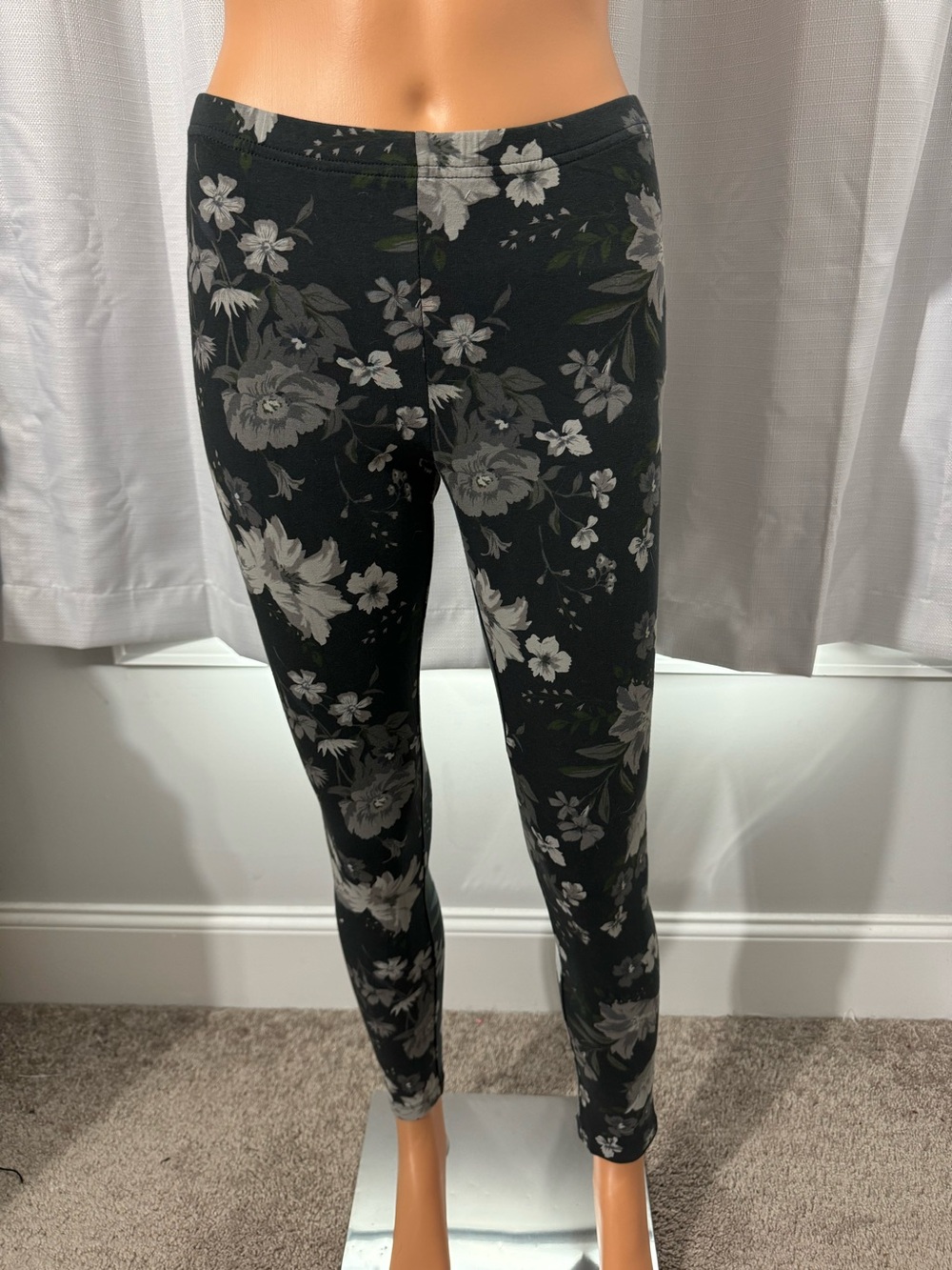 Cute Old Navy size M gray floral pull on leggings women new